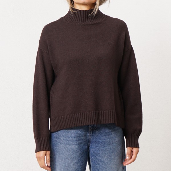 Knit sweater with half collar