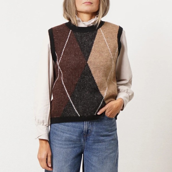 knitted vest (diamond pattern)