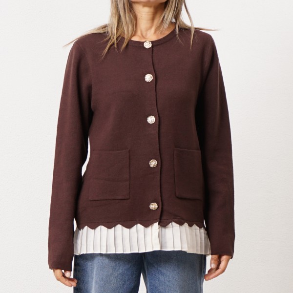 Knitted vest with appliqué