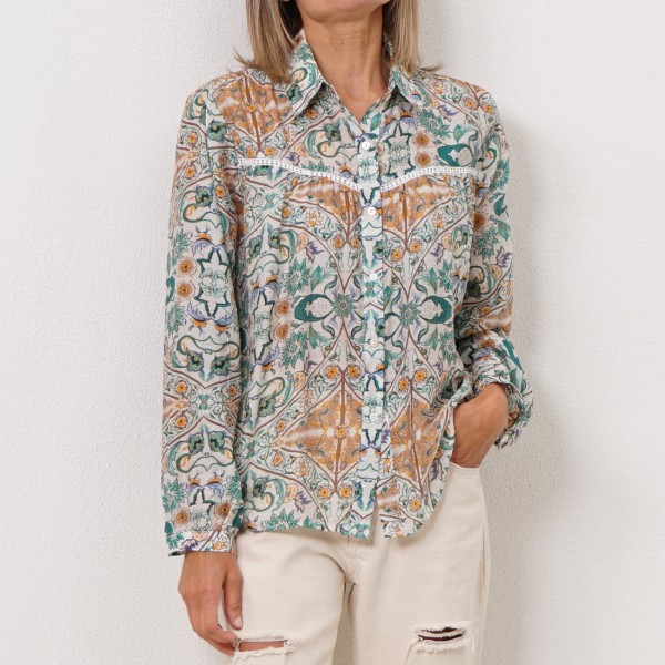 wrinkled blouse with lace applications