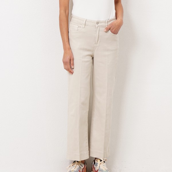 Composition: 85% cotton, 13% polyester, 2% elastane
