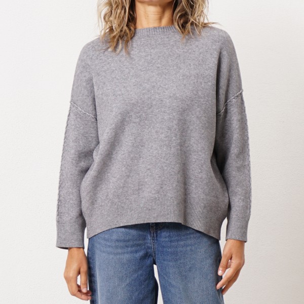 Round neck knit sweater