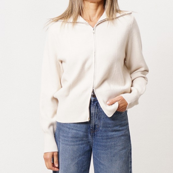 Knitted jacket with zipper