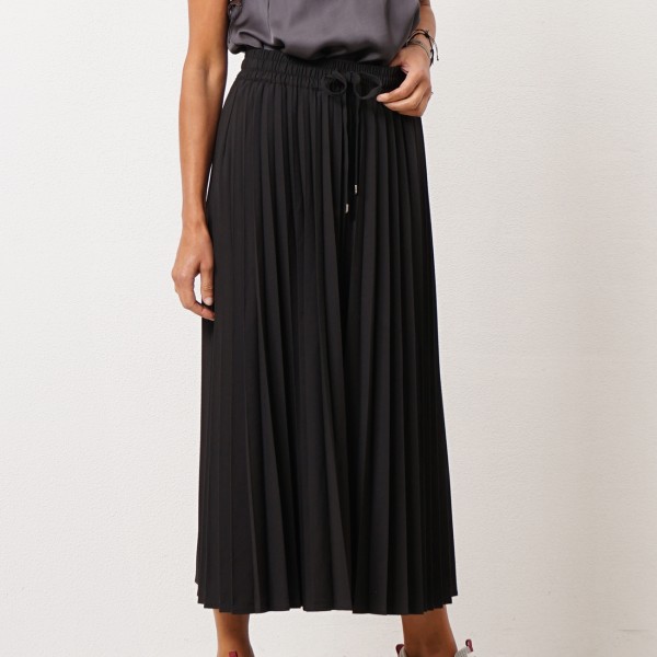 Pleated skirt with tie