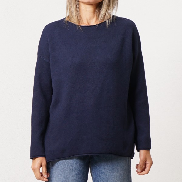 Round neck knit sweater