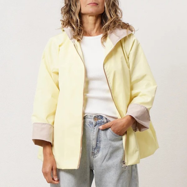 Waterproof parka with godets and hood