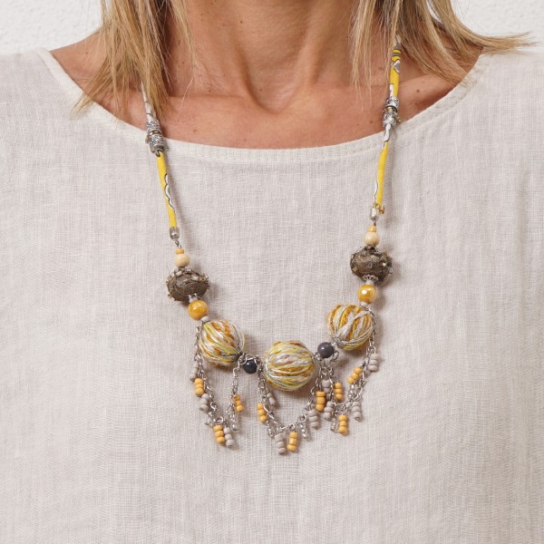 leather thread necklace with application