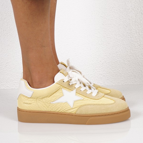 Sneakers with/applications