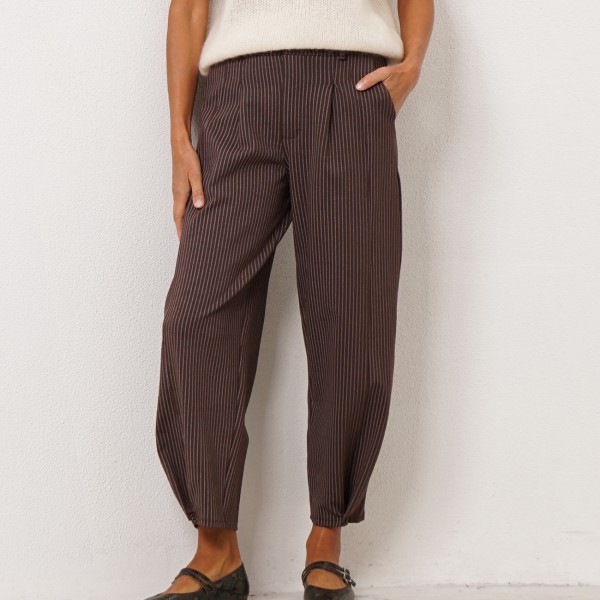 Striped balloon pants with elastane.