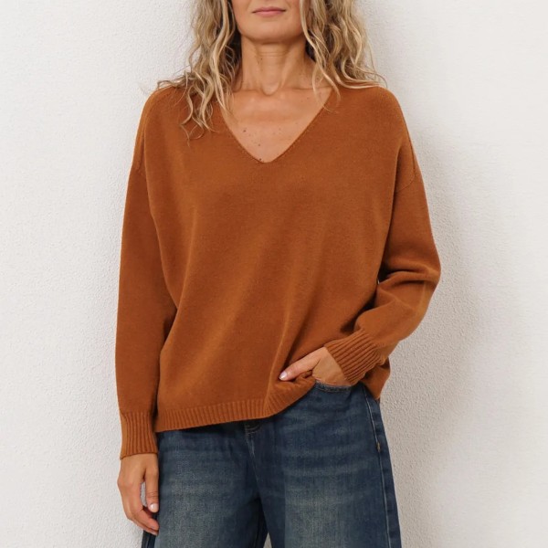 Knitted sweater with pointed hem