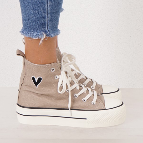 sneaker with/ embroidered (heart) with/ high soles