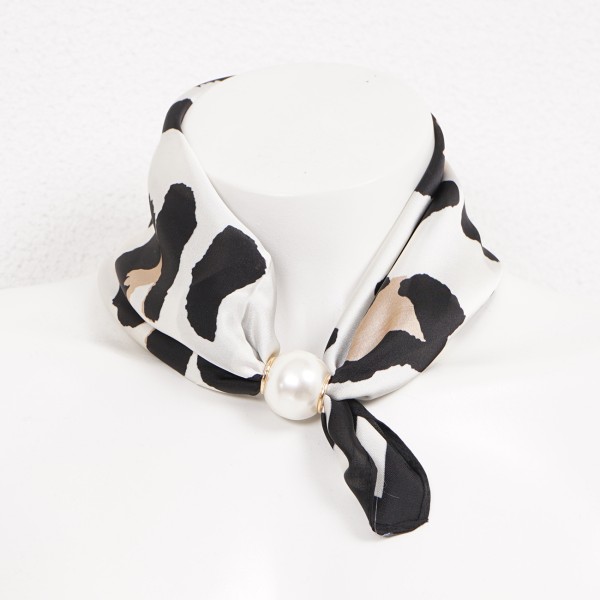 Silk/viscose scarf with pearl (magnet)