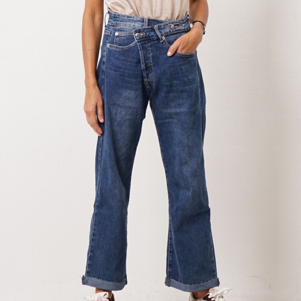 Jeans with asymmetrical waistband
