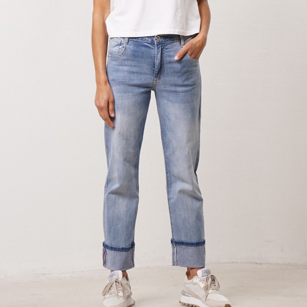 Wide-leg jeans with a fold