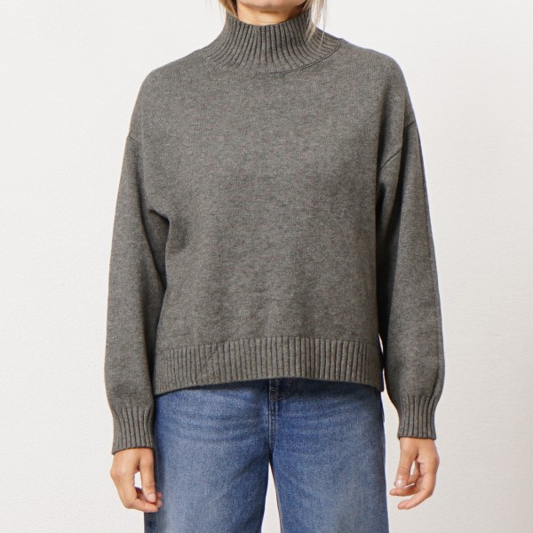 Knit sweater with half collar