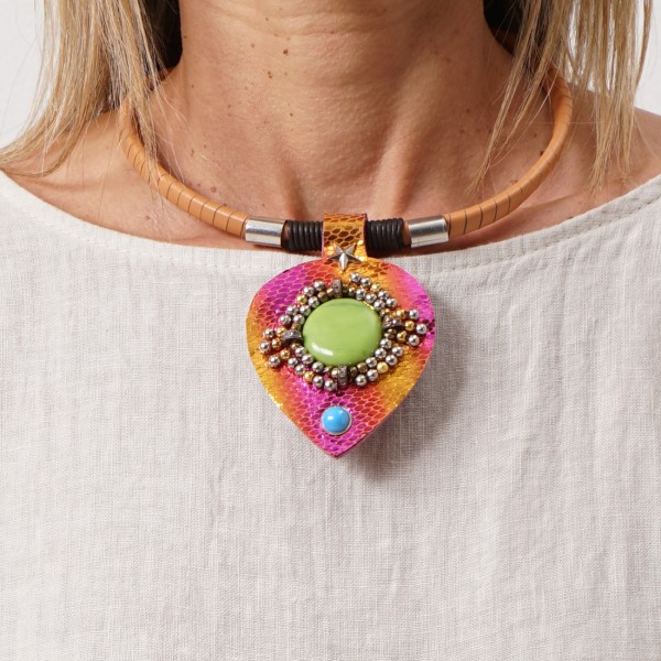 leather thread necklace with application