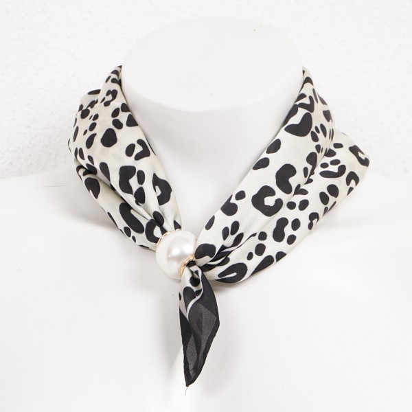 Silk/viscose scarf with pearl (magnet)