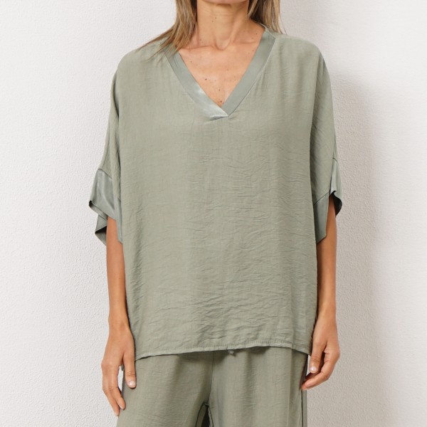 viscose blouse with boat neckline (satin)