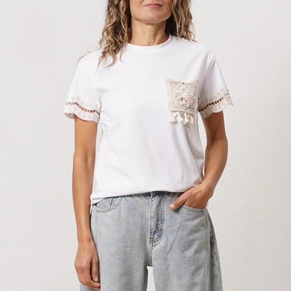 Cotton t-shirt with lace on the sleeves and knitted pocket appliqué