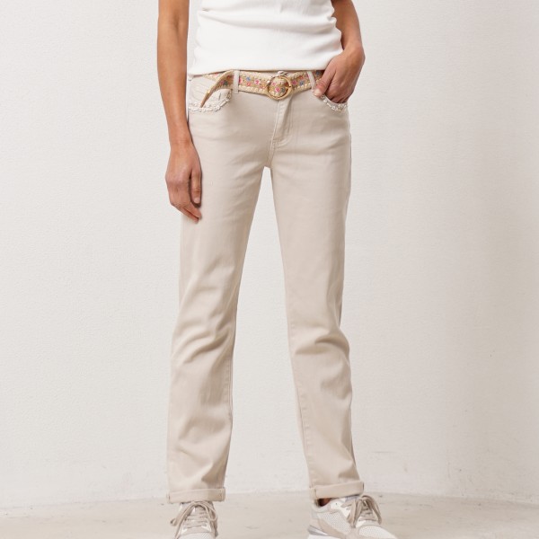 Jeans with belt and appliqués