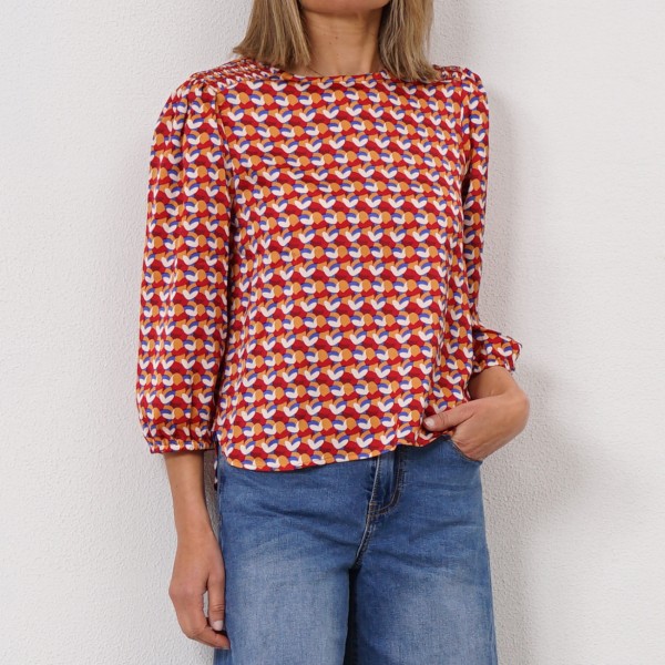 blouse with/ gathered on the shoulders