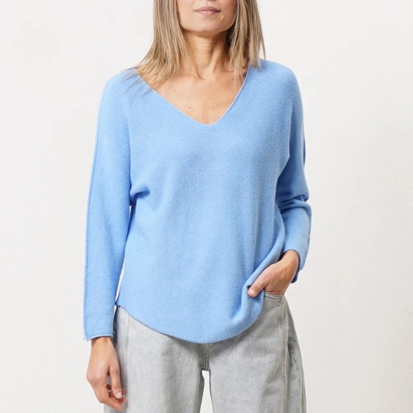 Seamless knit shirt with pointed hem