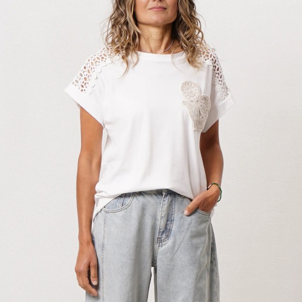 tshirt c/ aplicação em crochêt