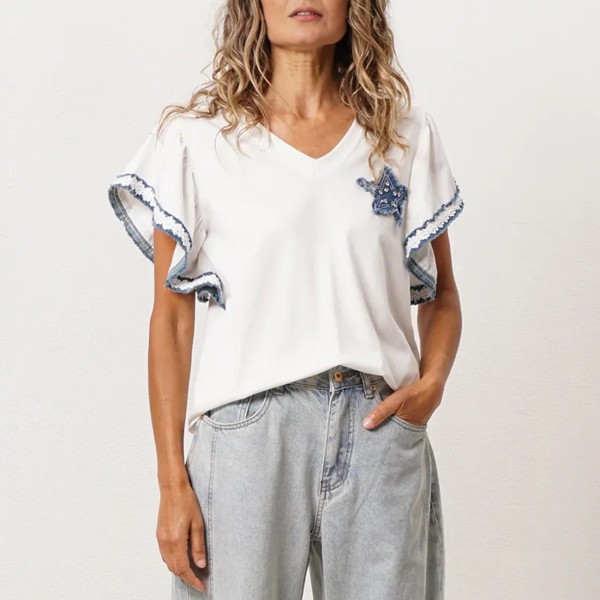 tshirt c/ folhos e aplicações de ganga (bordado)