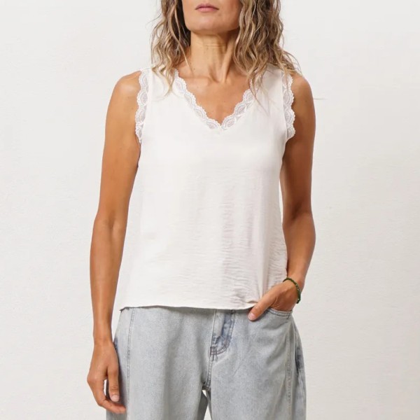 top c/ renda e pregas em crepe 