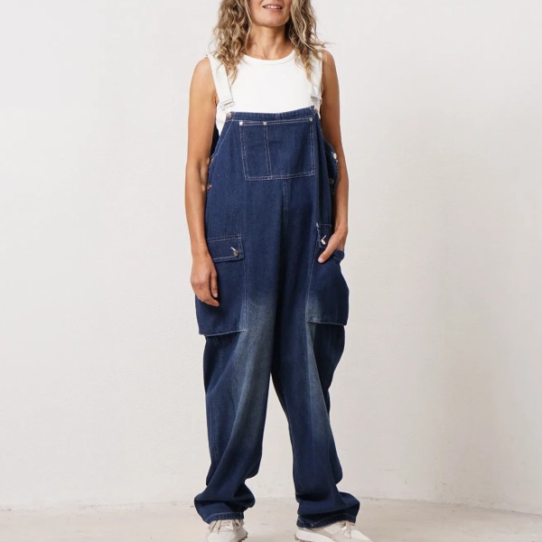 jardineira oversize em ganga