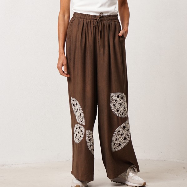 calça pata de elefante c/ bordados