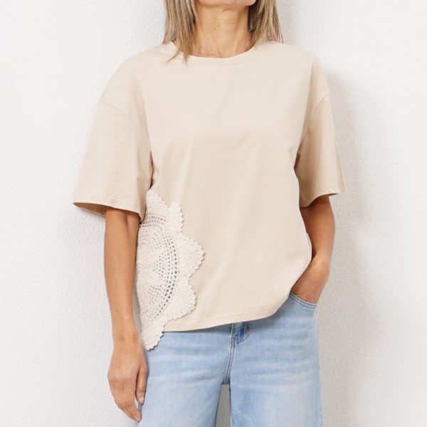 tshirt c/ aplicação de crochêt