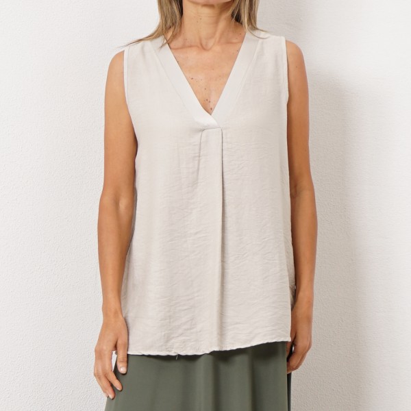 blusa de cavas acetinada c/ decote em bico