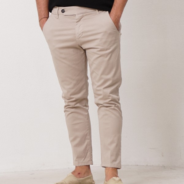 calça slim fit em sarja c/ elastano