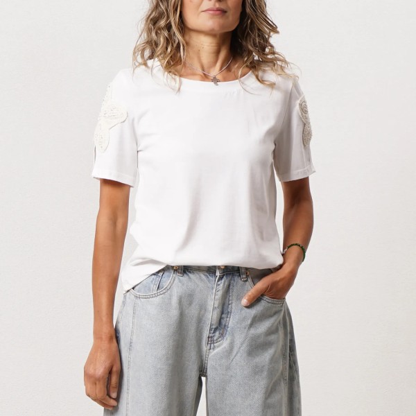 tshirt c/ aplicação em crochêt