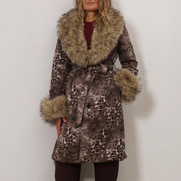 casaco acamurçado padrão animal print c/ aplicações em pelo na gola e punhos