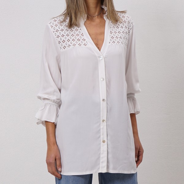 blusa c/ aplicação em renda