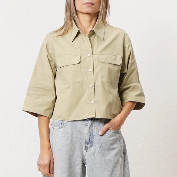 blusa de popelina c/ bolsos