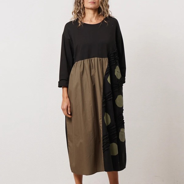 vestido c/ aplicações assimétricas em vários tecidos e estampagem