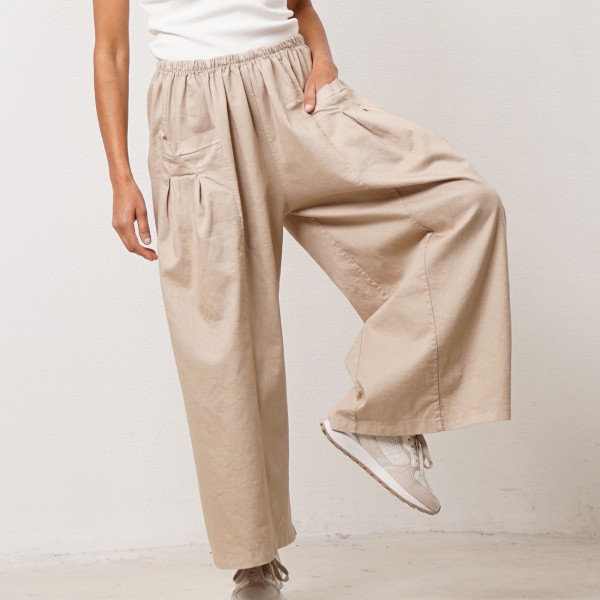 calça pata de elefante c/ pregas e bolsos 