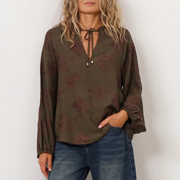 blusa em crepe bordada