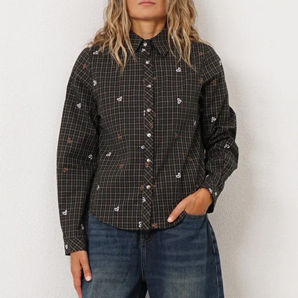 blusa de xadrez bordada