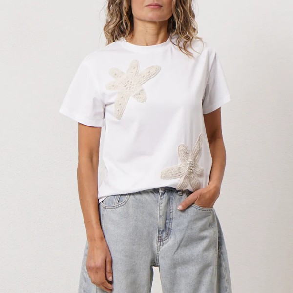 tshirt em algodão c/ aplicação floral em tricôt