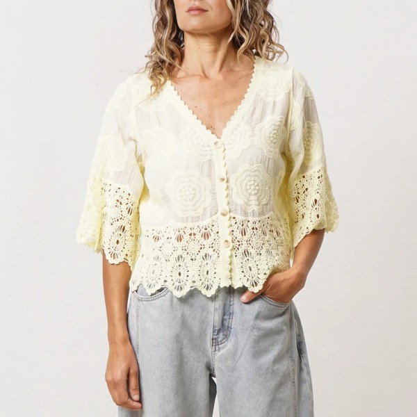 blusa de renda c/ botões