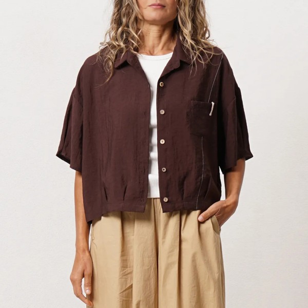 blusa em crepe assimétrica c/ bolso e costura