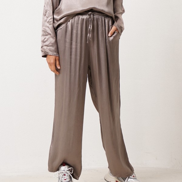 pantalonas acetinadas (tecido enrugado)